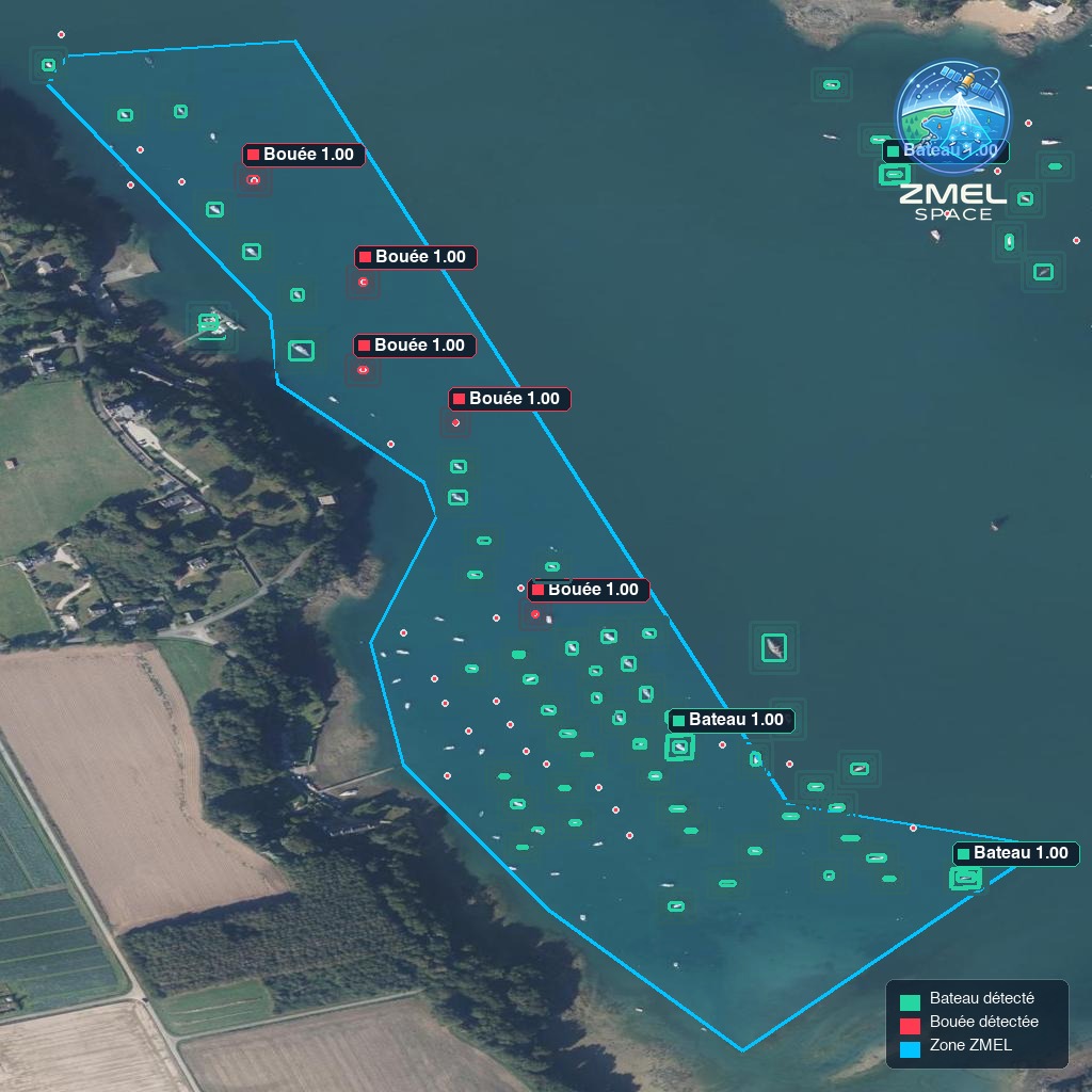 Image satellite annotée par l'IA d'une zone de mouillage avec bateaux et bouées détectés
